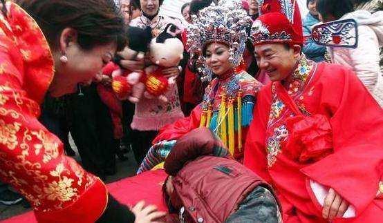 前夫借前妻38萬，前妻再婚，前夫送一件紅大衣，前妻當場崩潰