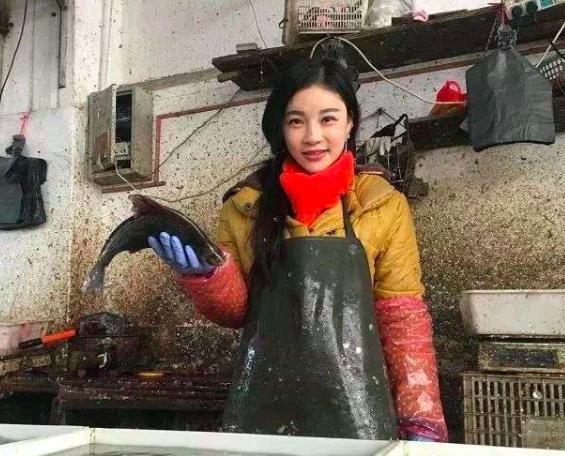 菜市場驚見「逆天賣魚妹」網民暴動，肉搜到私下「喝牛女乃照片」瞬間全心碎