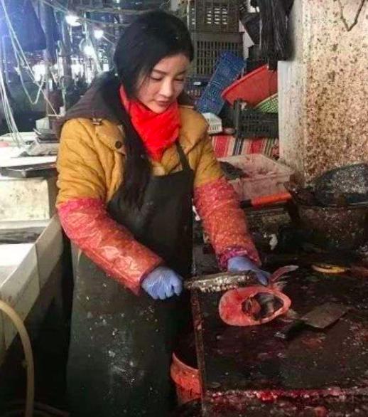 菜市場驚見「逆天賣魚妹」網民暴動，肉搜到私下「喝牛女乃照片」瞬間全心碎