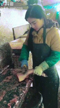 菜市場驚見「逆天賣魚妹」網民暴動，肉搜到私下「喝牛女乃照片」瞬間全心碎