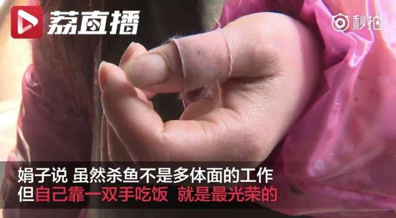 菜市場驚見「逆天賣魚妹」網民暴動，肉搜到私下「喝牛女乃照片」瞬間全心碎