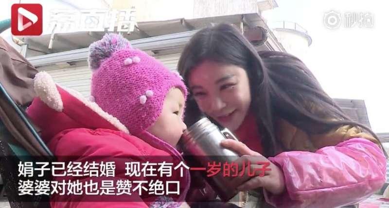 菜市場驚見「逆天賣魚妹」網民暴動，肉搜到私下「喝牛女乃照片」瞬間全心碎