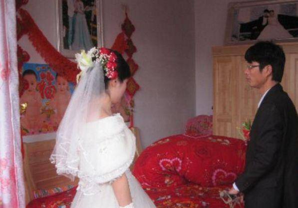 婆婆睡沙發，老公一回來就大罵媳婦，推開臥室門後沉默了