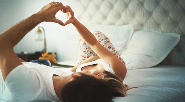 婆婆睡沙發，老公一回來就大罵媳婦，推開臥室門後沉默了