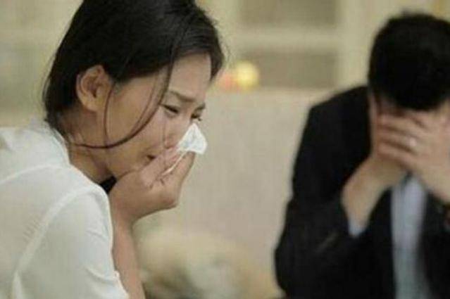 婆婆睡沙發，老公一回來就大罵媳婦，推開臥室門後沉默了