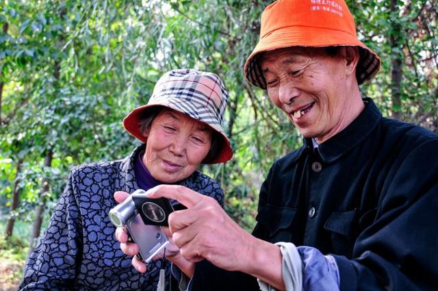 准岳母看到我娘時，突然流淚給她下跪，二十五年我終於等到這一天！
