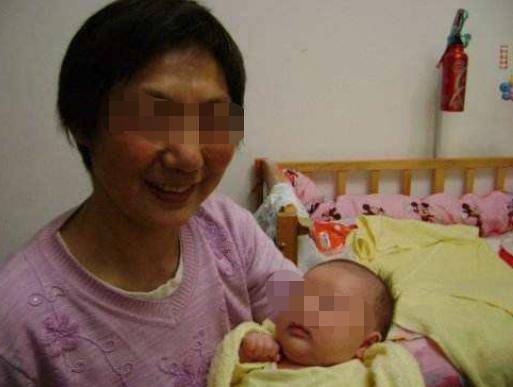 高齡產婦堅持要二胎，是為了給孩子留個親人，卻沒成想拖累了孩子