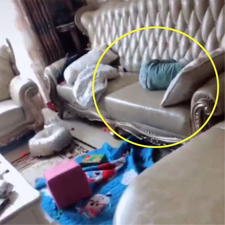 媽媽將2胎哄睡後到客廳看大寶，竟看到如此畫面，網友：淚目