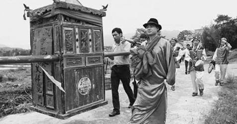 奶奶被綁在轎子上嫁給爺爺，一生都在鬧情緒，臨終的話讓爺爺痛哭 