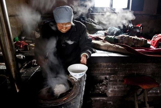 奶奶被綁在轎子上嫁給爺爺，一生都在鬧情緒，臨終的話讓爺爺痛哭 