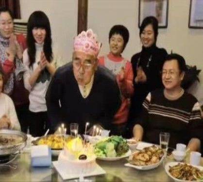 給父親辦壽宴，兒女們偷偷買了單，出門後老闆卻攔著不讓走：先把賬算完