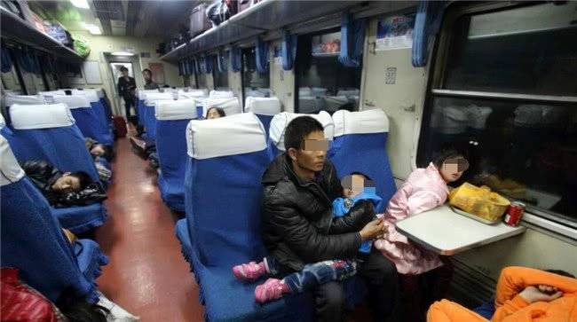 火車上寶寶哭不停，爸爸拿糖果哄他，乘客看到孩子的腳後果斷報了警