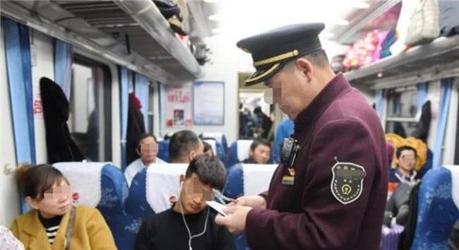 火車上寶寶哭不停，爸爸拿糖果哄他，乘客看到孩子的腳後果斷報了警