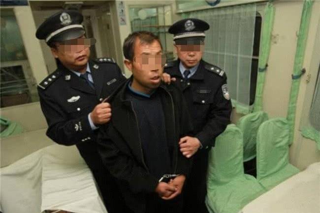 火車上寶寶哭不停，爸爸拿糖果哄他，乘客看到孩子的腳後果斷報了警