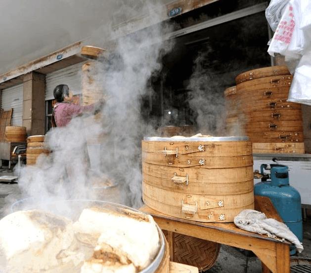 8歲女孩每天用假錢買饅頭，老闆存疑悄悄跟回家，看到輪椅上的女子，老闆淚目