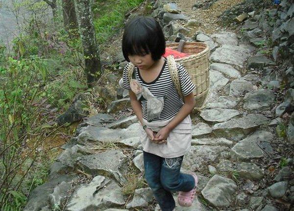 8歲女孩每天用假錢買饅頭，老闆存疑悄悄跟回家，看到輪椅上的女子，老闆淚目