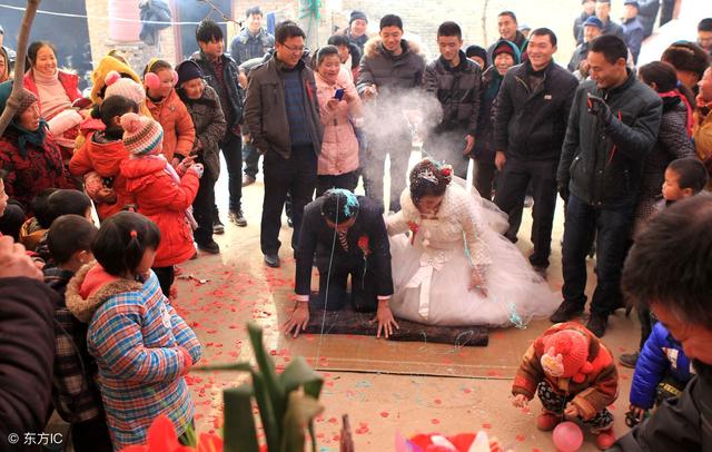 結婚前出意外，公婆要走十萬元彩禮，我拿六萬給她說：我要結婚