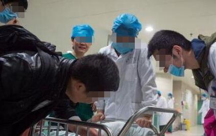 妻子難產，丈夫果斷保大人，婆婆執意保孩子，醫生出來後全家蒙住