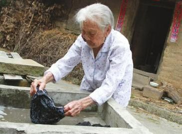婆婆嫌她生閨女，5年後才來看，她喊奶奶，全家卻當場石化？