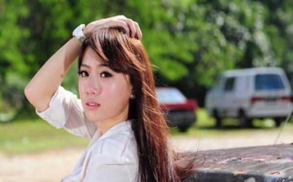丈夫照顧生病婆婆，不讓妻子看望，女子偷偷去婆家，打開門她哭了