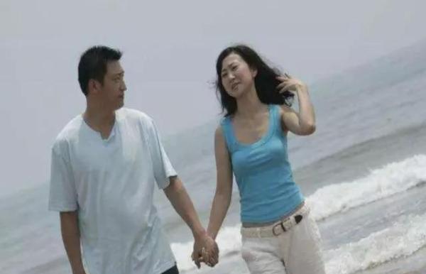 丈夫照顧生病婆婆，不讓妻子看望，女子偷偷去婆家，打開門她哭了