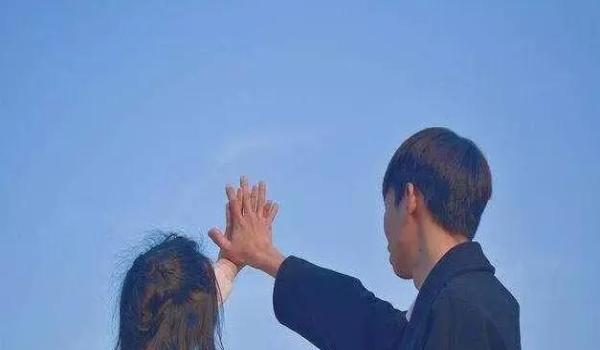 丈夫照顧生病婆婆，不讓妻子看望，女子偷偷去婆家，打開門她哭了