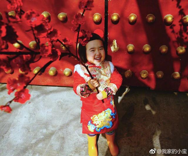 吃貨小蠻寶寶長大了，小姑娘可愛又俏皮，變身寶寶界時尚大咖