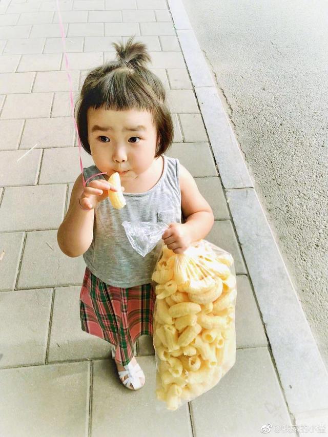 吃貨小蠻寶寶長大了，小姑娘可愛又俏皮，變身寶寶界時尚大咖