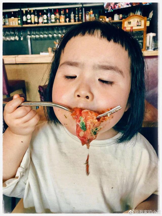 吃貨小蠻寶寶長大了，小姑娘可愛又俏皮，變身寶寶界時尚大咖