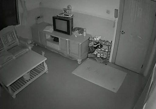 女兒放學回家後狂洗四次澡，母親覺得不對，看完監控後，攤在地上