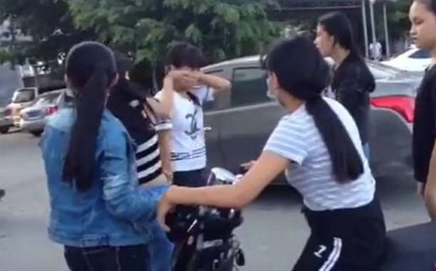 女兒放學回家後狂洗四次澡，母親覺得不對，看完監控後，攤在地上