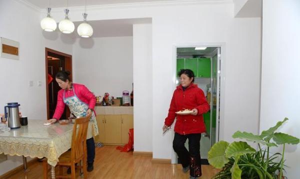 吃完飯我媽洗碗，盤子上沾片菜葉，婆婆一句話，我砸了廚房要離婚
