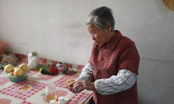 吃完飯我媽洗碗，盤子上沾片菜葉，婆婆一句話，我砸了廚房要離婚