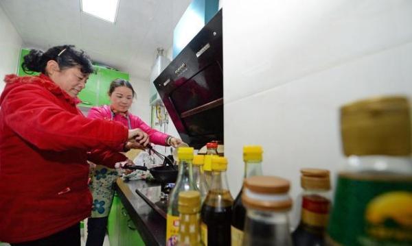 吃完飯我媽洗碗，盤子上沾片菜葉，婆婆一句話，我砸了廚房要離婚