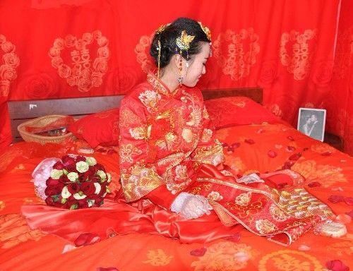 新婚夜第二天，俺意外懷孕，丈夫怒打俺，俺指指床單，婆婆癱地上