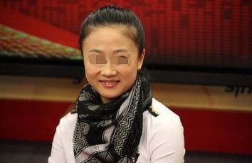 妻子出差，丈夫去哥們家打牌，去趟廁所洗手時，卻發現妻子身影