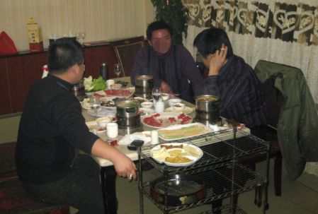 妻子出差，丈夫去哥們家打牌，去趟廁所洗手時，卻發現妻子身影