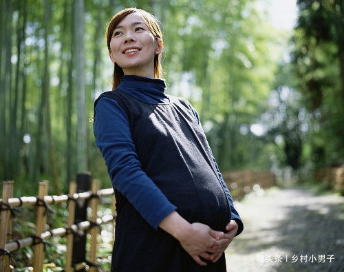 兒媳懷孕被迫跪下，丈夫冷眼旁觀，妻子說出五個字，嚇壞婆婆