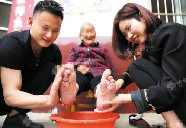 母親老了被3兒子丟養老院，大侄子接回家後，發財了，3兒子蒙了
