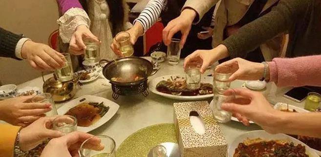 母親老了被3兒子丟養老院，大侄子接回家後，發財了，3兒子蒙了