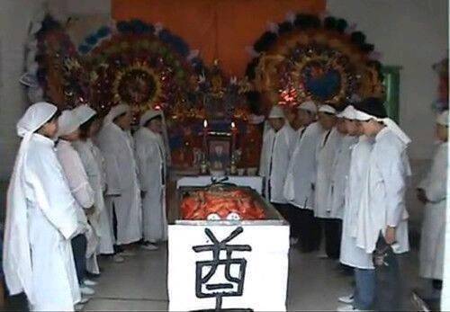 剛結婚老公卻猝死家中，半夜大黑狗一直圍棺材叫，掀開後我咬緊牙