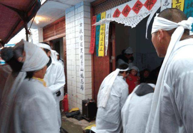 剛結婚老公卻猝死家中，半夜大黑狗一直圍棺材叫，掀開後我咬緊牙