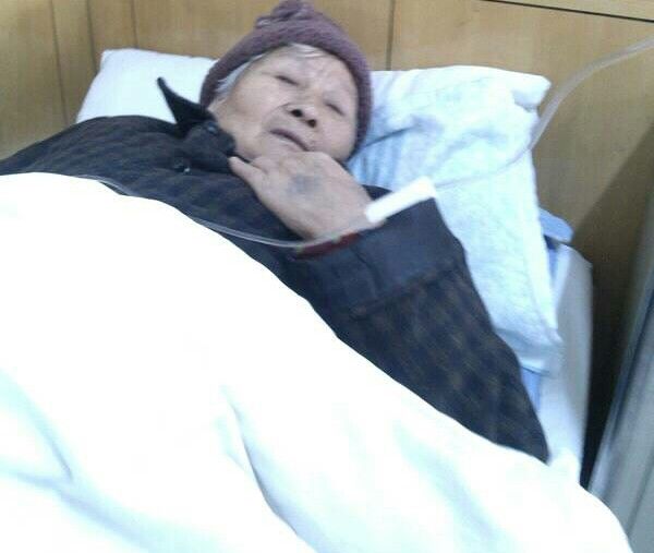 媽臨終一直盯著牆，沒人懂含義，5年後兒子結婚，貼喜字時蒙啦