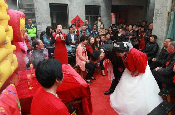 媽臨終一直盯著牆，沒人懂含義，5年後兒子結婚，貼喜字時蒙啦