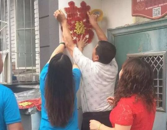 媽臨終一直盯著牆，沒人懂含義，5年後兒子結婚，貼喜字時蒙啦