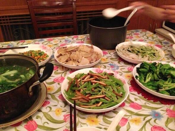 老公掀翻嫂子的飯桌，背走父親，哥哥哭著求父親回家