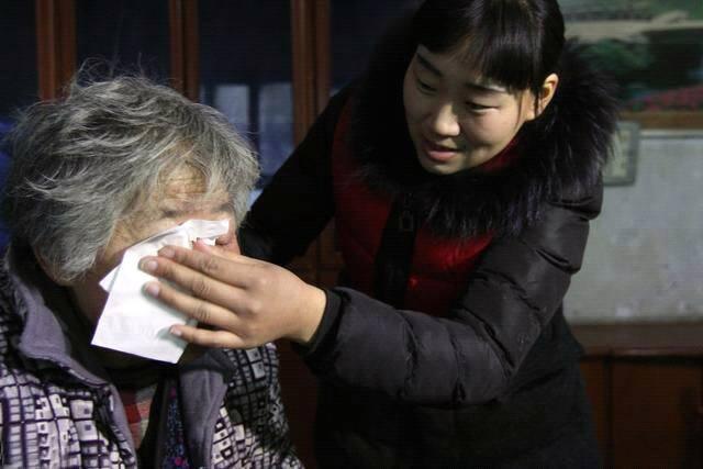 我在醫院伺候婆婆，回家發現老公和前妻在一起，我給前妻送2萬元