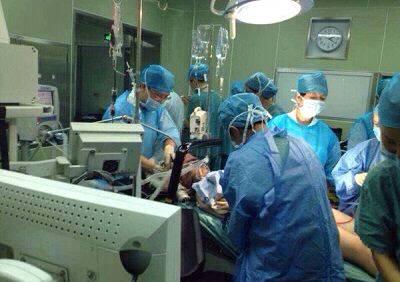 我在醫院伺候婆婆，回家發現老公和前妻在一起，我給前妻送2萬元