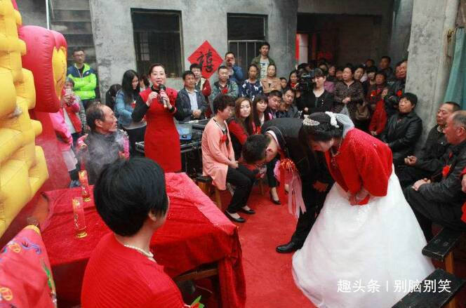 兩任新娘都在新婚夜逃跑，母親罵俺不爭氣，俺掀開床墊，母親蒙了