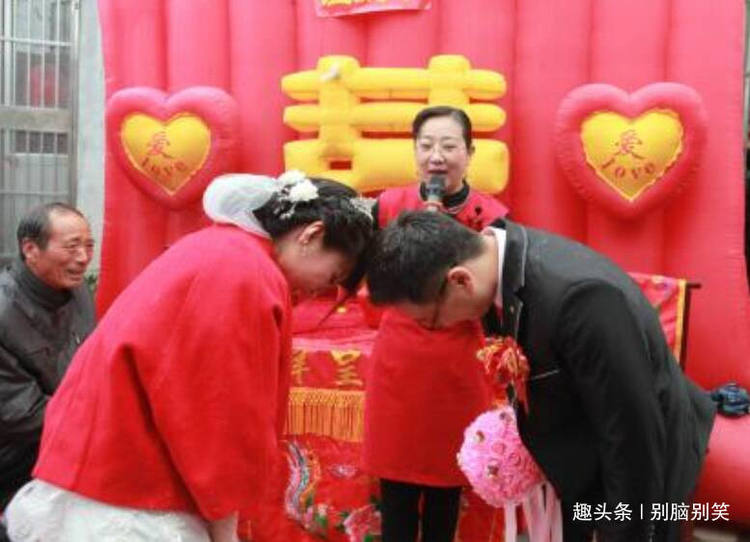 兩任新娘都在新婚夜逃跑，母親罵俺不爭氣，俺掀開床墊，母親蒙了